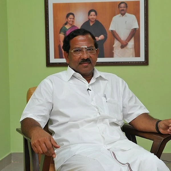 அணி மாறுகிறாரா மாஃபா பாண்டியராஜன்?