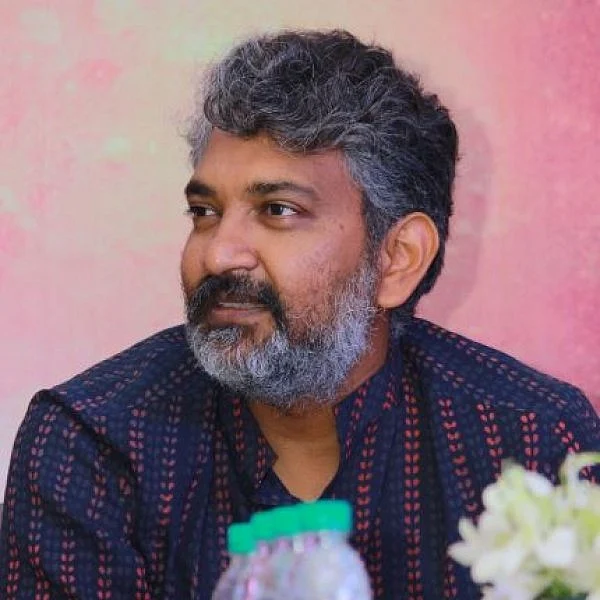 ஒன் லைன்லயே பின்னியெடுப்பார் இந்த மகிழ்மதி மஹாராஜ்! #HBDSSRajamouli