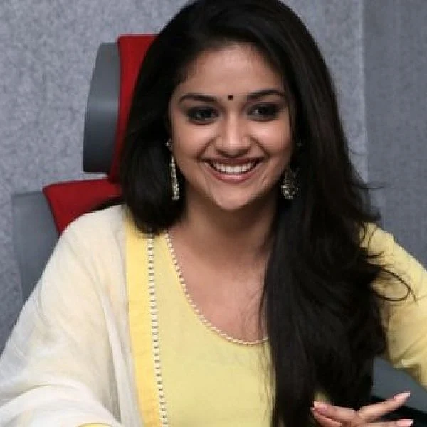 இரட்டை வேடத்தில் அசத்தும் கீர்த்தி சுரேஷ் - பாலிவுட் படத்தின் அப்டேட்