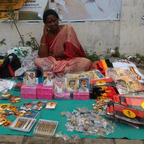 ''டெய்லி நியூஸ் பார்த்துட்டு அந்தக் கட்சி ஆபீஸ் முன்னாடி கொடி விப்பேன்!'' - அனைத்துக் கட்சிக்கொடி விற்கும் ராணி
