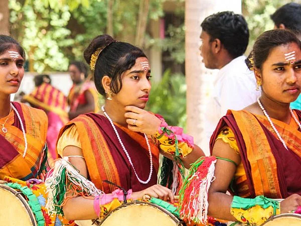 `37 மாவட்டங்களின் நாட்டுப்புறக் கலைஞர்கள்!' - லயோலா கல்லூரியின் வீதி விருது விழா