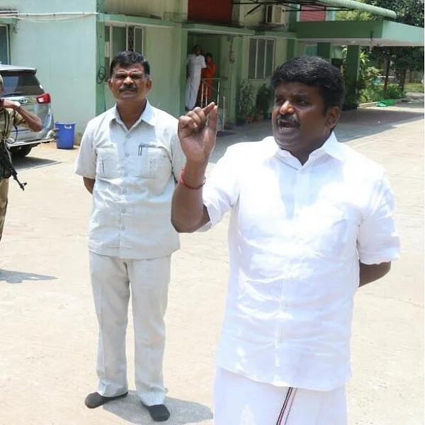 உளறிய சின்னத்தம்பி…சுதாரித்த உதயகுமார்... சிக்கலில் விஜயபாஸ்கர்!