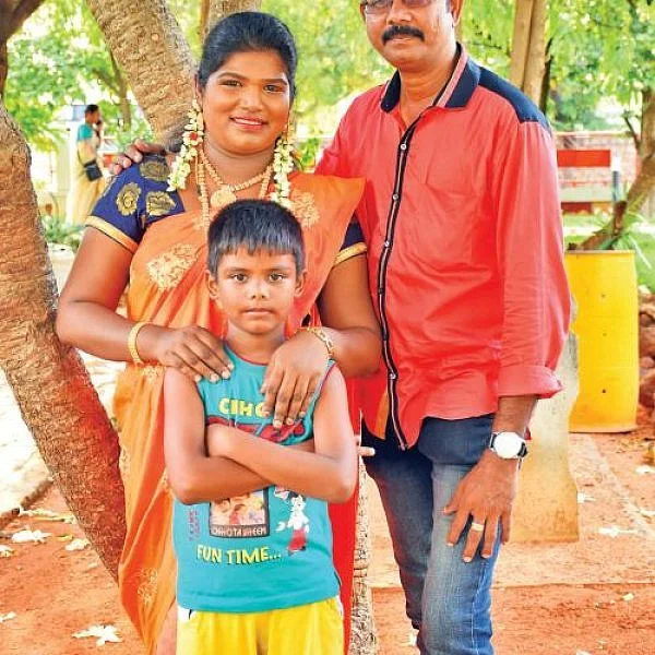 ``நீங்க, எப்படி நிஷா படத்தை அங்கே ஷேர் செய்யலாம்!''- ரசிகருக்கு ரியாஸ் கேள்வி