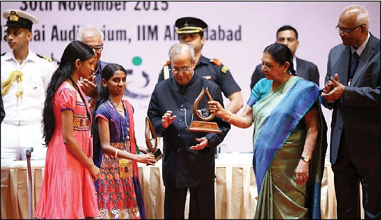 தேசம் போற்றும் நேச சகோதரிகள்!