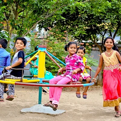 குழந்தைகள் விளையாடட்டும்