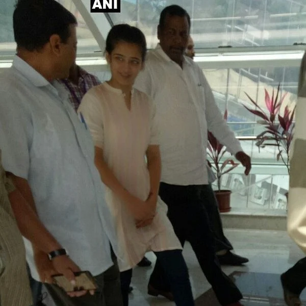 டெல்லி முதல்வர் கெஜ்ரிவாலை வரவேற்ற கமல்ஹாசன் மகள்!