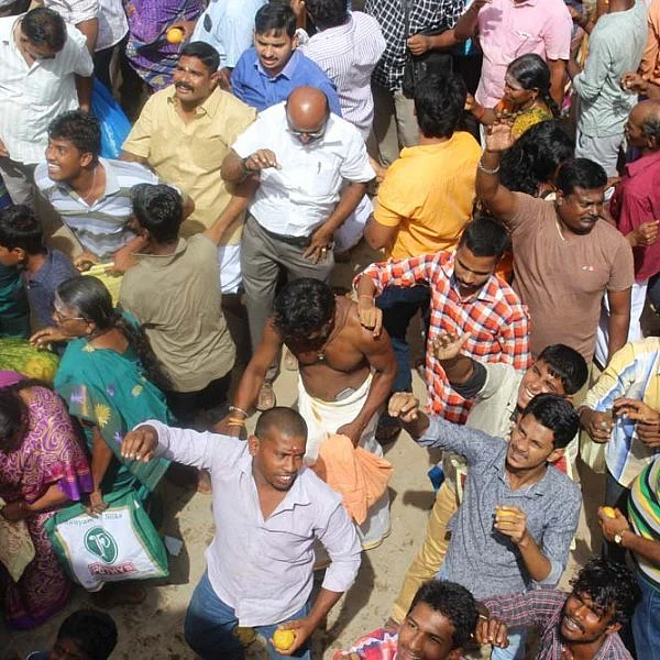 மாம்பழங்களை வீதியில் இறைத்து மகிழ்ந்த மக்கள்! - விமர்சையாக கொண்டாடப்பட்ட மாங்கனித் திருவிழா... படங்கள் - க.சதீஷ்குமார்