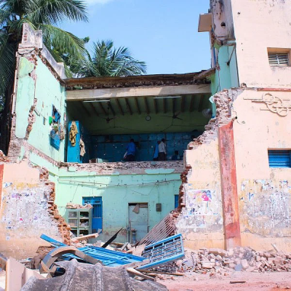 ஓர் அதிகாலை பயங்கரம்... இடிந்து விழுந்தது பணிமனை... இடி விழுந்தது வாழ்க்கையில்!