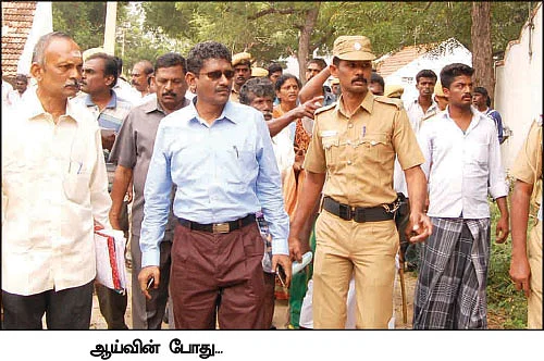 புகார் சொன்னால் நிர்வாண குளியல்!