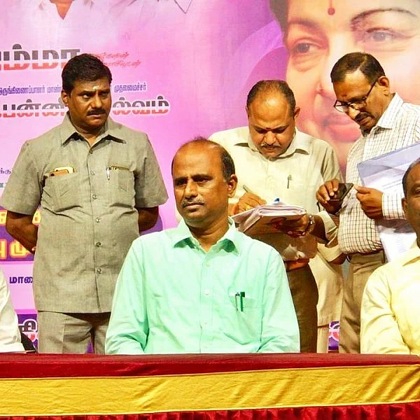 அ.தி.மு.க நடத்திய வேலைவாய்ப்பு முகாமில் கலந்துகொண்ட கலெக்டர்! - கடலூர் சர்ச்சை