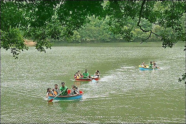 ஜாலி பரிசல் பயணம்... த்ரில் டிரெக்கிங்... ஆனந்தக் குளியல்...