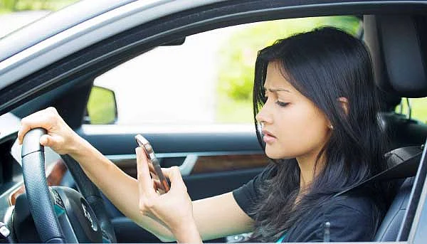 கார் ஓட்டும்போது செல்போன்?