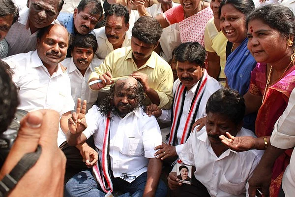 களைகட்டியது அ.தி.மு.க அலுவலகம், களையிழந்தது அறிவாலயம்! (படங்கள்)