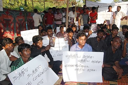 உண்ணாவிரத பந்தலில் இலங்கை போர் சி.டி.!