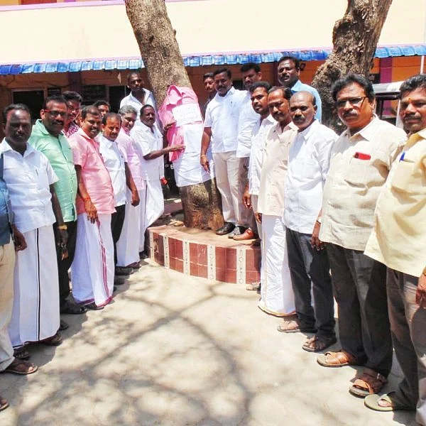 வேப்பமரத்துக்கு வேட்டி, சட்டை அணிந்து மனு!- நகராட்சி அலுவலகத்தில் நடந்த நூதனப் போராட்டம்