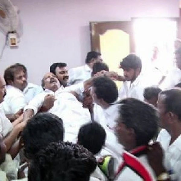 மயங்கிவிழுந்த டிடிவி ஆதரவு முக்கிய புள்ளி! பதறிப்போன ஆலோசனைக் கூட்டம்