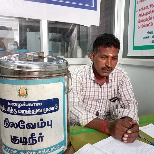 குறை தீர்ப்புக் கூட்டத்துக்கு வரும் மக்களுக்கு நிலவேம்புக் குடிநீர் உபசரிப்பு! -ஆச்சர்யமூட்டும் கலெக்டர்