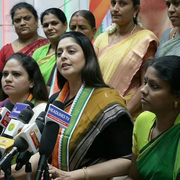 'எங்கே ஒவ்வொருவர் வங்கி கணக்கிலும் 15 லட்சம் ரூபாய்?' - மோடியை சீண்டும் நக்மா!