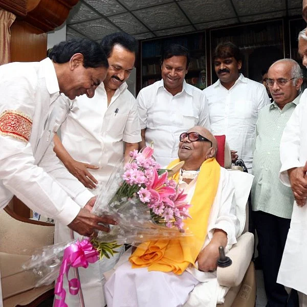 மூன்றாவது அணி அமையுமா? கருணாநிதியைச் சந்தித்த தெலங்கானா முதல்வர்!