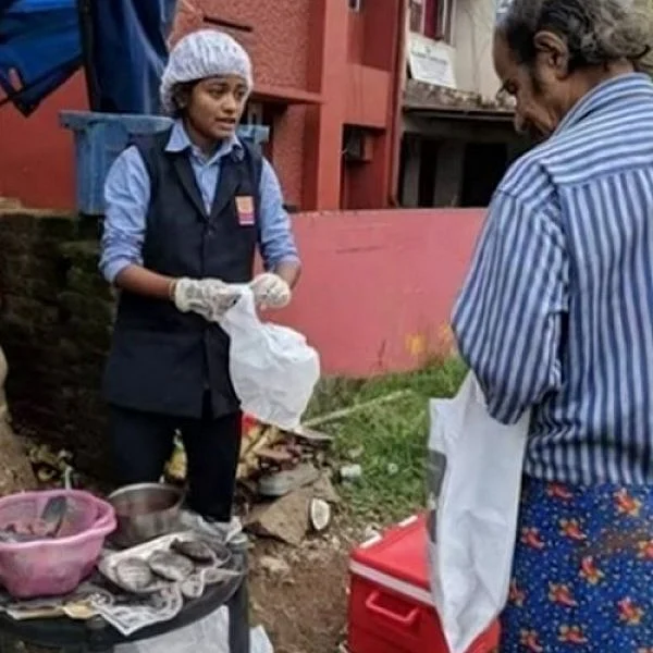 `தனக்குக் கிடைத்த ரூ.1.5 லட்சம் நன்கொடையை நிவாரண நிதிக்கு அளித்த மீன் விற்ற மாணவி' - கேரளாவில் நெகிழ்ச்சி!