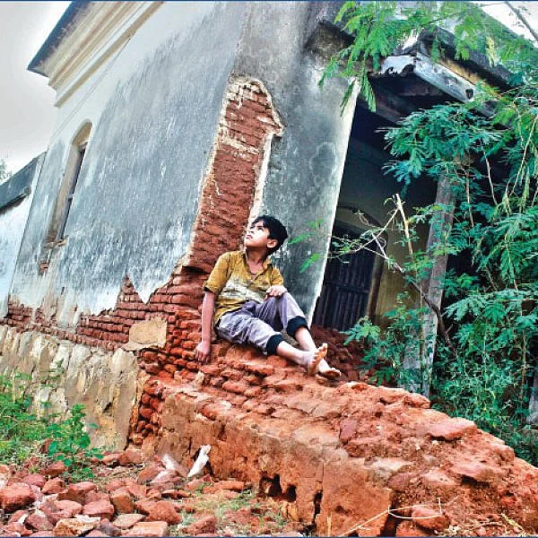 “மரணப் படுக்கையில் கிடக்கும் ஊரை... தாங்கிப் பிடிச்சிருக்கோம் சாமி!” - ‘வாழ்ந்து கெட்ட’ ஓர் ஊரின் கண்ணீர் கதை!