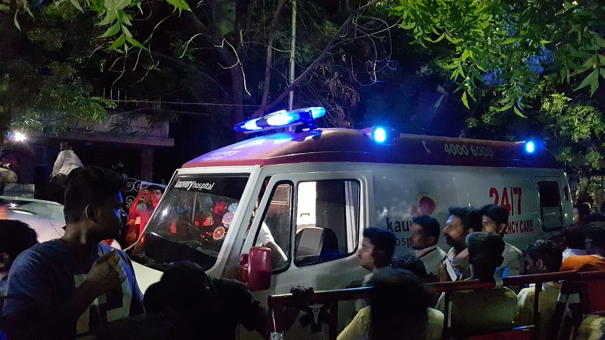 மருத்துவமனைக்கு அழைத்து செல்லப்படும் கருணாநிதி: ஆம்புலன்ஸ் வருகை! #Karunanidhi