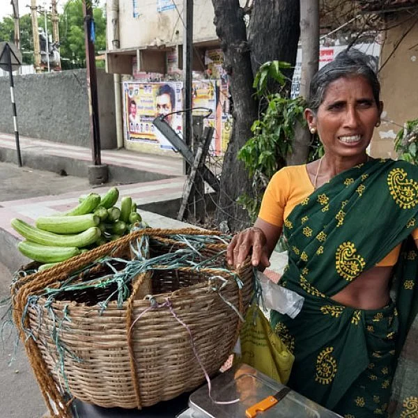 `நெல்லு விவசாயம் கைகொடுக்கலை... வெள்ளரி எங்களைக் கரைசேர்த்துட்டு!’ - ஸ்கூட்டியில் வெள்ளரி விற்கும் சாந்தி