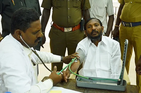 திமுக முன்னாள் அமைச்சர் மிரட்டுவதாகக் கூறி வாலிபர் தீக்குளிக்க முயற்சி: விருதுநகரில் பரபரப்பு