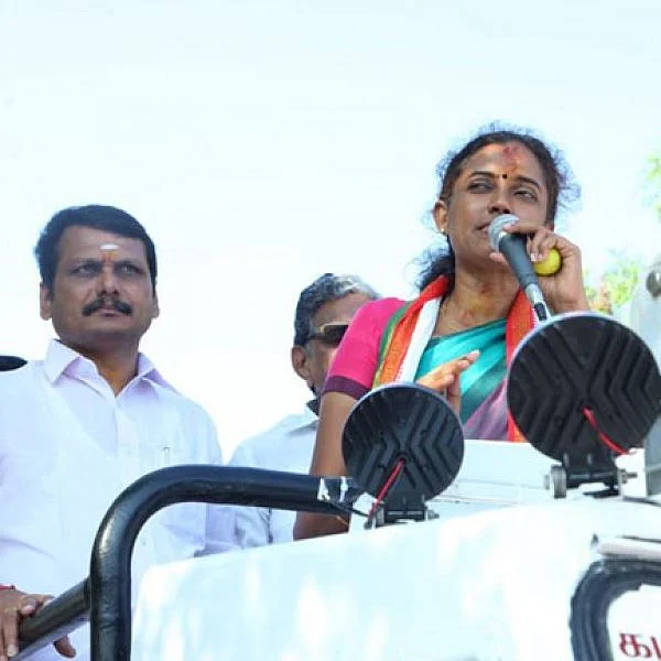 `நாங்க கடனைத் தள்ளுபடி செய்கிறோம்...நீங்க தம்பிதுரையைத் தள்ளுபடி செய்யுங்கள்!’ - ஜோதிமணி பிரசாரம்