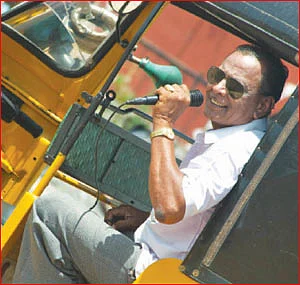 ''அப்போ பிளாக் போர்டு... இப்போ மைக்செட்!’’