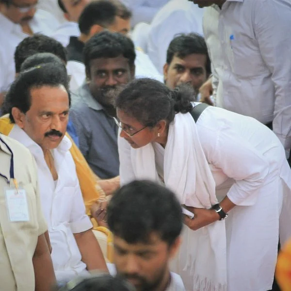 கருணாநிதியின் இறுதிச்சடங்கின்போது அமுதா ஐ.ஏ.எஸ்