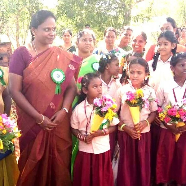 ’பசுமை பத்தாயிரம்!’ அரசுப் பள்ளி ஆசிரியையின் இயற்கை இலக்கு