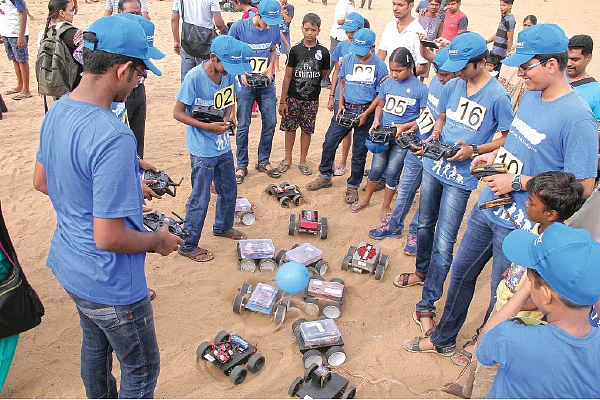 அதிரடி ரோபோக்கள் அசத்தும் வசீகரன்கள்!