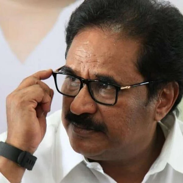 `நீங்க அப்போ சிறப்பா செயல்பட்டீங்க; இப்போ, கார்த்தி சிதம்பரத்துக்கு திறமை இருக்கு!'- சுதர்சனத்தை கூல்படுத்தும் திருநாவுக்கரசர்