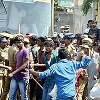 சென்னையில் கத்தியுடன் இரு கல்லூரி மாணவர்கள் மோதல்!