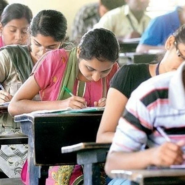 நீட் தேர்வுக் குளறுபடி! - `தமிழ் மொழிபெயர்ப்பாளர்கள் மீது பழியைப்போட்ட சிபிஎஸ்இ