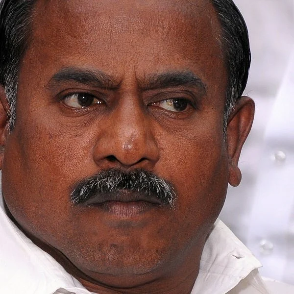 அமைதிகாத்துவந்த முன்னாள் அமைச்சரின் பதவியைப் பறித்த தினகரன்!