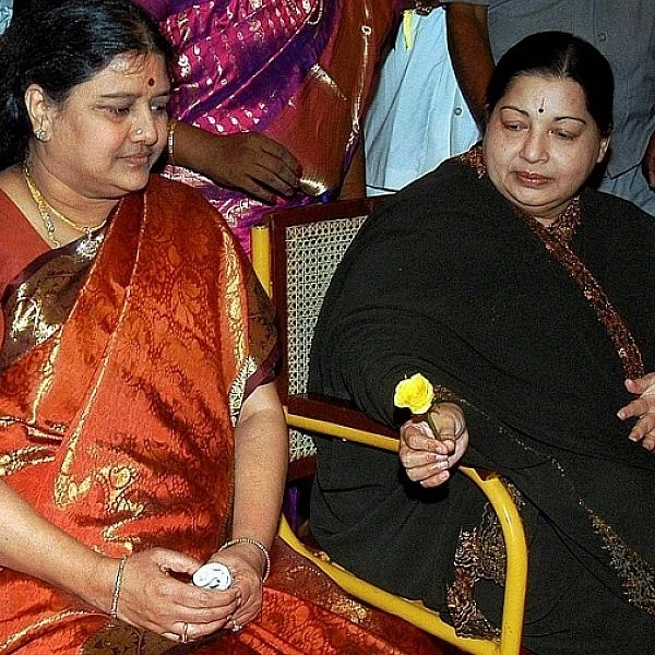சிறையில் பிறந்த நாள்... சசிகலாவை வாழ்த்தச் செல்லும் தினகரன்!