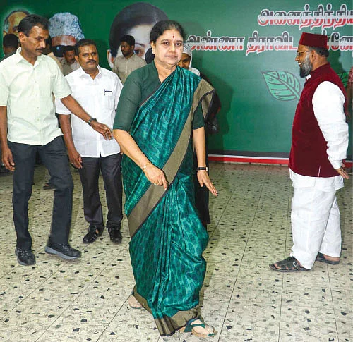 “சசிகலா எனும் நான்!”