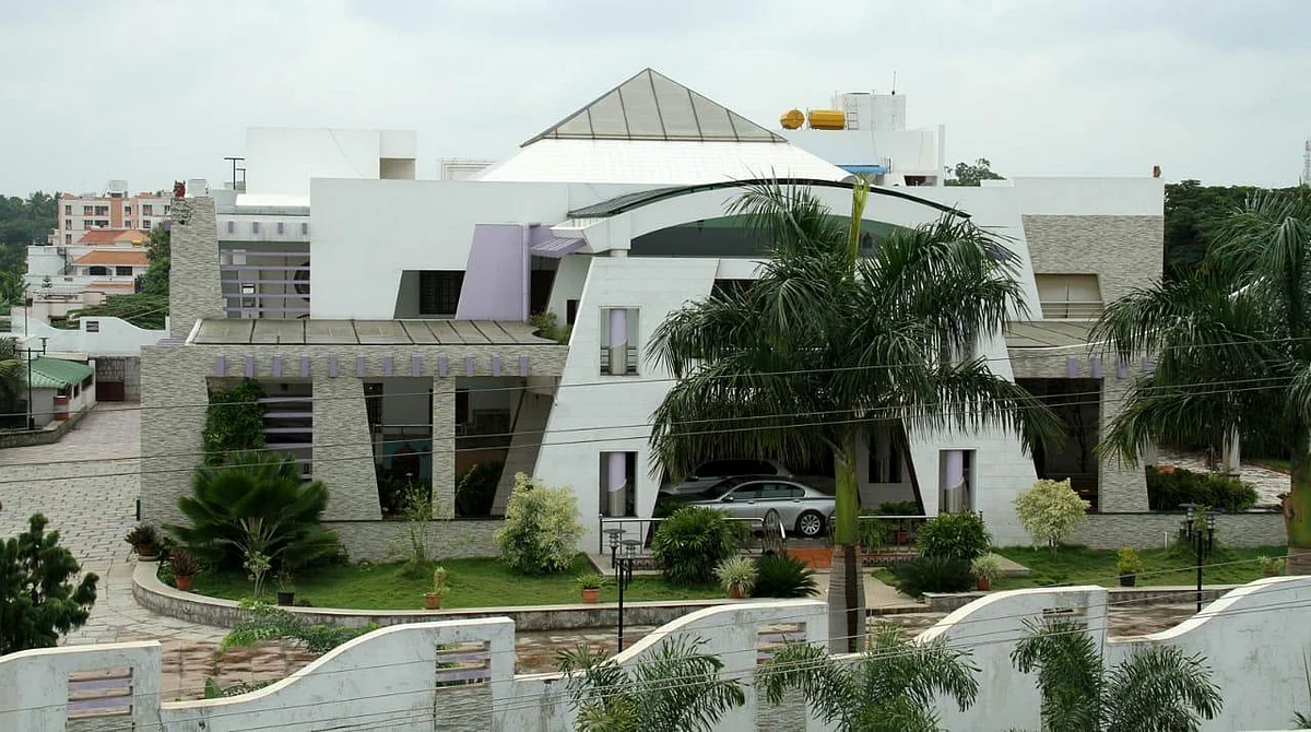 `கதறி அழுதார்; பயந்து போய் இருந்தார்! - `லாட்டரி' மார்டின் நிறுவன ஊழியர் மரணத்துக்கு நியாயம் கேட்கும் மகன்