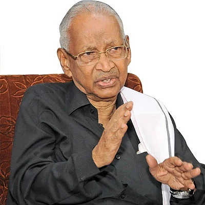 சசிகலாவுக்கு எதிராகக் கொம்பு சீவும் சக்திகள்! - வீரமணி சொல்லும் ரகசியம்!