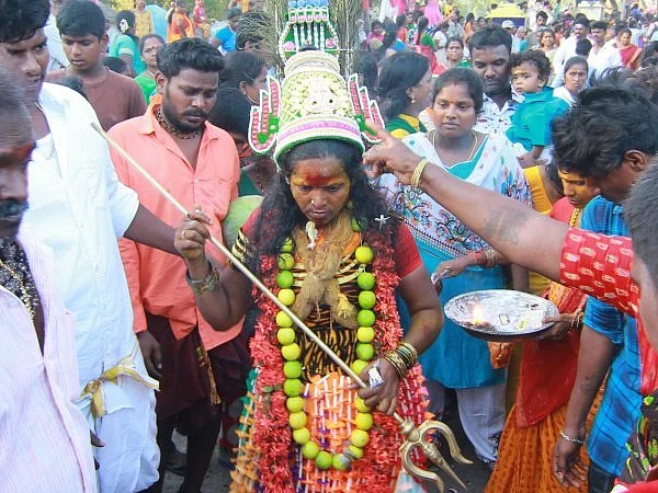 ஒரு பக்கம் அழுகுரல்...மறுபக்கம் கொண்டாட்டம்... கிருஷ்ணாம்பேட்டை சுடுகாட்டில் களைகட்டிய மயானச் சூறை விழா!