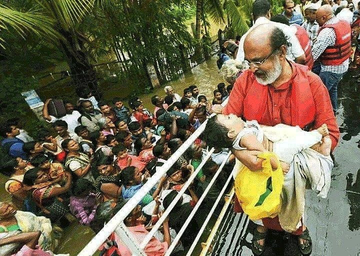பச்சிளம் குழந்தையைத் தூக்கி உற்றுநோக்கிய அமைச்சர்... கேரளாவில் நடந்த நெகிழ்ச்சி சம்பவம்