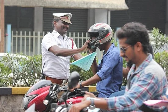ஹெல்மெட் தட்டுப்பாடு: அண்டை மாநிலங்களுக்கு படையெடுக்கும் வாகன ஓட்டிகள்
