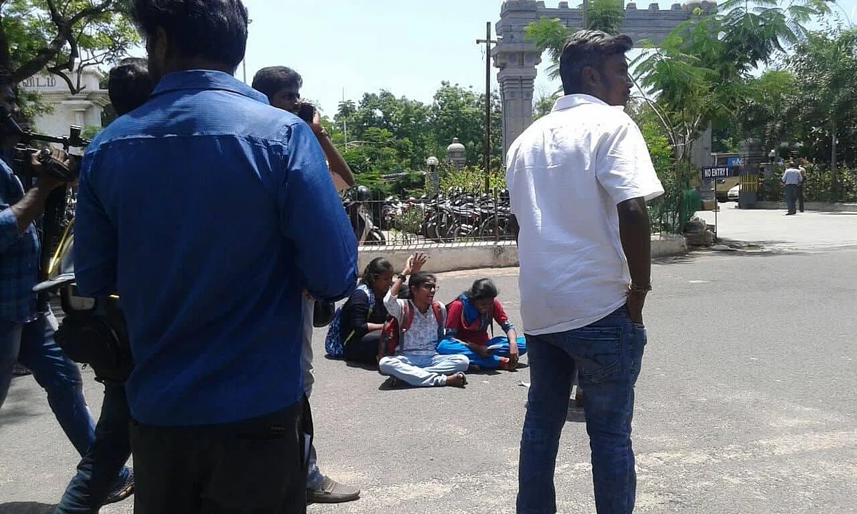 முதலமைச்சர் வருகையின்போது போராடிய 8 மாணவர்கள் கைது!