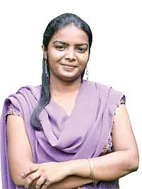 எட்டு மொழிகளில் அசத்தும் சிட்டு !