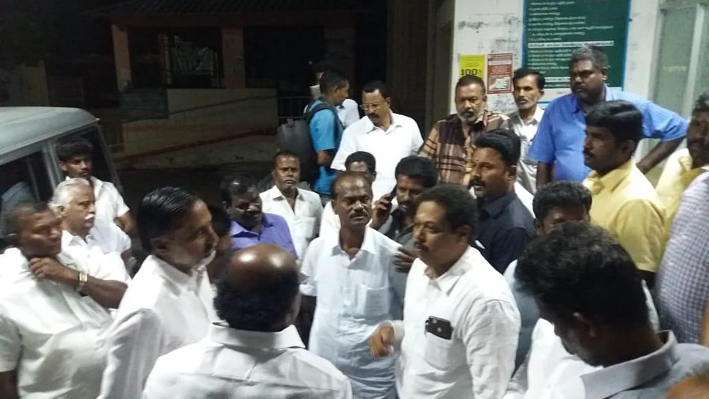 `திடீரென கொண்டுவரப்பட்ட 50 வாக்குப்பதிவு இயந்திரங்கள்!' - தேனியில் பரபரப்பு
