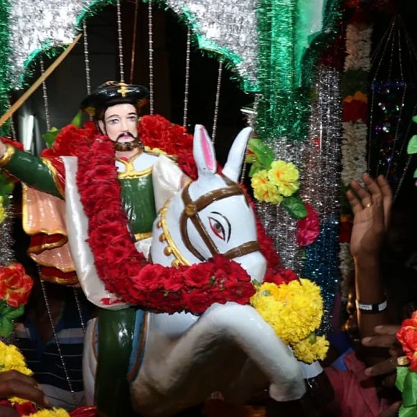 வேர்க்காடு சந்தியாகப்பர் ஆலயத் திருவிழாவில் ஆயிரக்கணக்கில் திரண்ட மும்மதத்தினர்!