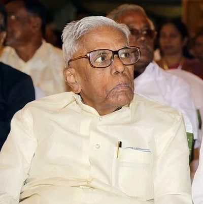 தடுமாறி விழுந்தார் ஆர்.எம்.வீரப்பன்; மருத்துவமனையில் அனுமதி!