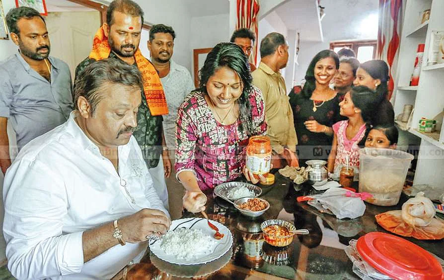 `சாப்பிட கொஞ்சம் சோறு கிடைக்குமா'! - பிரசாரத்தின்போது நெகிழவைத்த சுரேஷ்கோபி